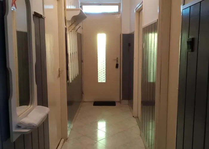 Hutter Vendeghaz Szantod